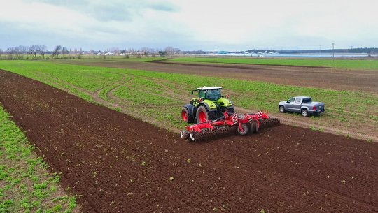 Volmer Engineering Kurzscheibenegge T-Rubber mit 9 Arbeitsbreite ohne Gülleausrüstung im Einsatz