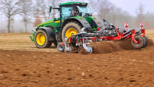 Volmer Engineering Kurzscheibenegge T-Rubber mit 9 Arbeitsbreite ohne Gülle im Einsatz