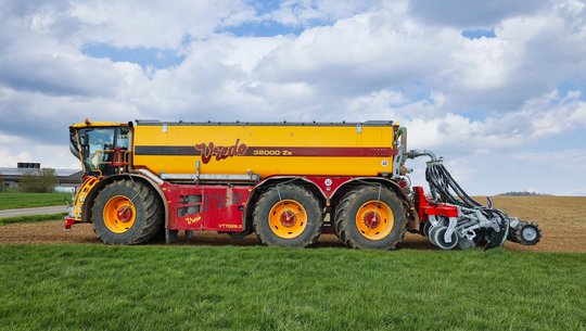 Volmer Engineering Gülle Strip Till Gerät Standard 8 reihig 75 cm Reihenabstand am Vredo Dreiachser