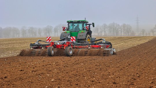 Volmer Engineering Kurzscheibenegge T-Rubber mit 9 Arbeitsbreite ohne Gülle im Einsatz