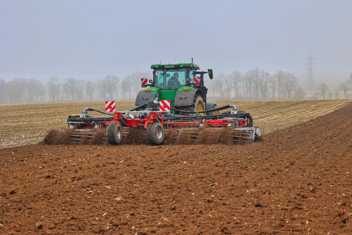 Volmer Engineering Kurzscheibenegge T-Rubber mit 9 Arbeitsbreite ohne Gülle im Einsatz