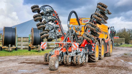 Volmer Engineering Slurry Strip Till Culex 9 m de anchura de trabajo 12 hileras 75 cm de distancia entre hileras