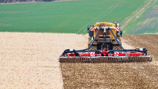 T-Rubber Gülle Kurzscheibenegge mit Schwimmstellung in Bodenmulde