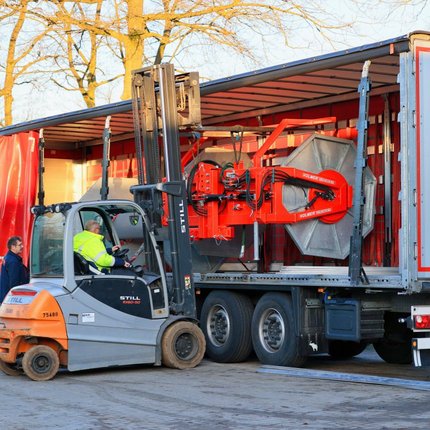 Volmer Engineering Schlauchhaspel mit Trommel Wechselsystem beim Verladen