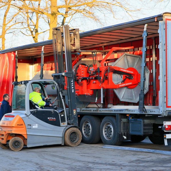 Volmer Engineering Schlauchhaspel mit Trommel Wechselsystem beim Verladen