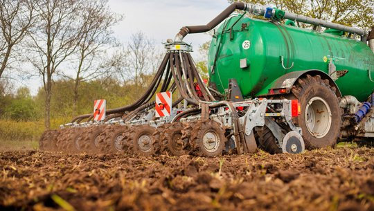 Volmer_Engineering Strip Till ML8 am Einachs Güllefass