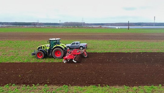 Volmer Engineering Kurzscheibenegge T-Rubber mit 9 Arbeitsbreite ohne Gülleausrüstung im Einsatz