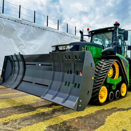 John Deere 9RX Raupenschlepper mit Volmer Engineering Teleskop Maisschild 