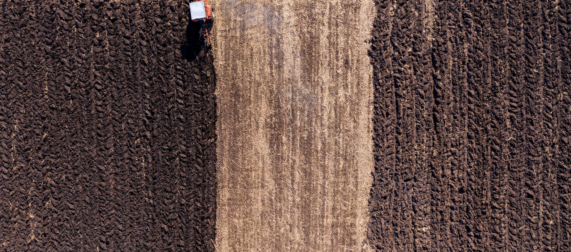 Trecker von oben beim Pflügen