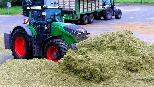 Fendt Serie 1000 mit Volmer Engineering Teleskop Maisschild im Einsatz