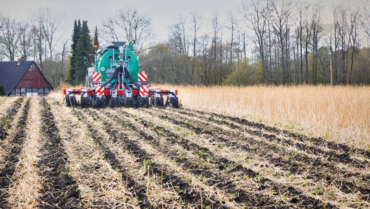 Volmer Engineering Gülle Strip Till Gerät Standard 8 reihig 75 cm Reihenabstand am Güllefass