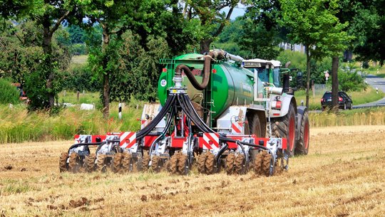 Volmer Engineering Gülle Strip Till Gerät Standard 8 reihig 75 cm Reihenabstand am Güllefass