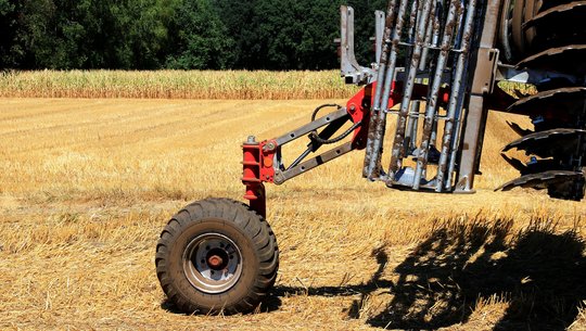 Power lift Achse an zusammengeklappter 6m Volmer Engineering Kurzscheibenegge 