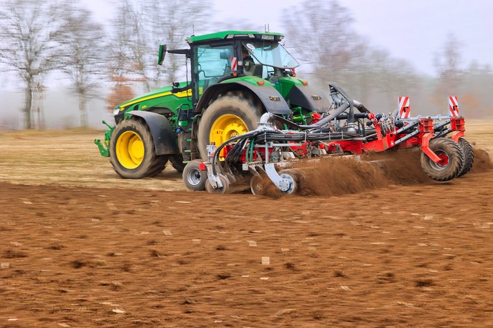 Volmer Engineering Kurzscheibenegge T-Rubber mit 9 Arbeitsbreite ohne Gülle im Einsatz