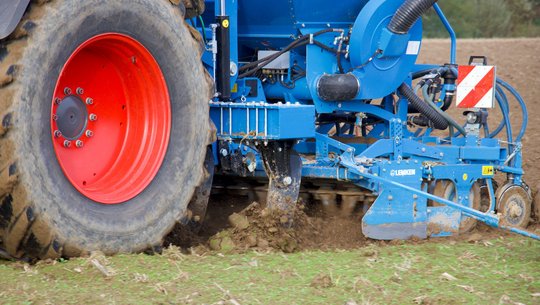 Volmer Engineering Tiefenlockerer vor Lemken Säkombination bei der Arbeit