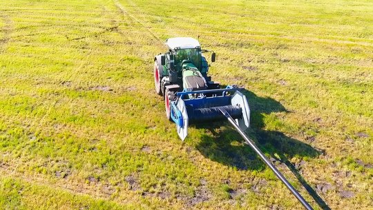 Volmer Engineering Schlauchhaspel mit Schlauchtrommel beim Flachschlauch aufwickeln