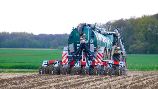 Schlepper mit Güllefaß und 8 reihigem Volmer Culex Strip Till Gerät mit Verschiebe Rahmen