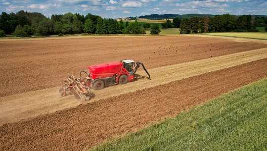 Volmer Engineering 7,5m Gülle Kurzscheibenegge an Vervaet Quadtruck