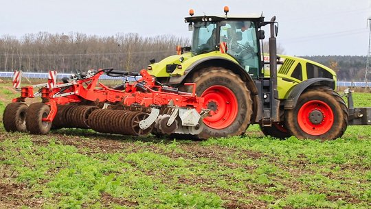 Volmer Engineering Kurzscheibenegge T-Rubber mit 9 Arbeitsbreite ohne Gülleausrüstung im Einsatz