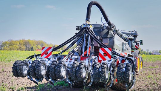 Volmer Engineering Gülle Strip Till Gerät Standard 6 reihig 75 cm Reihenabstand am Güllefass